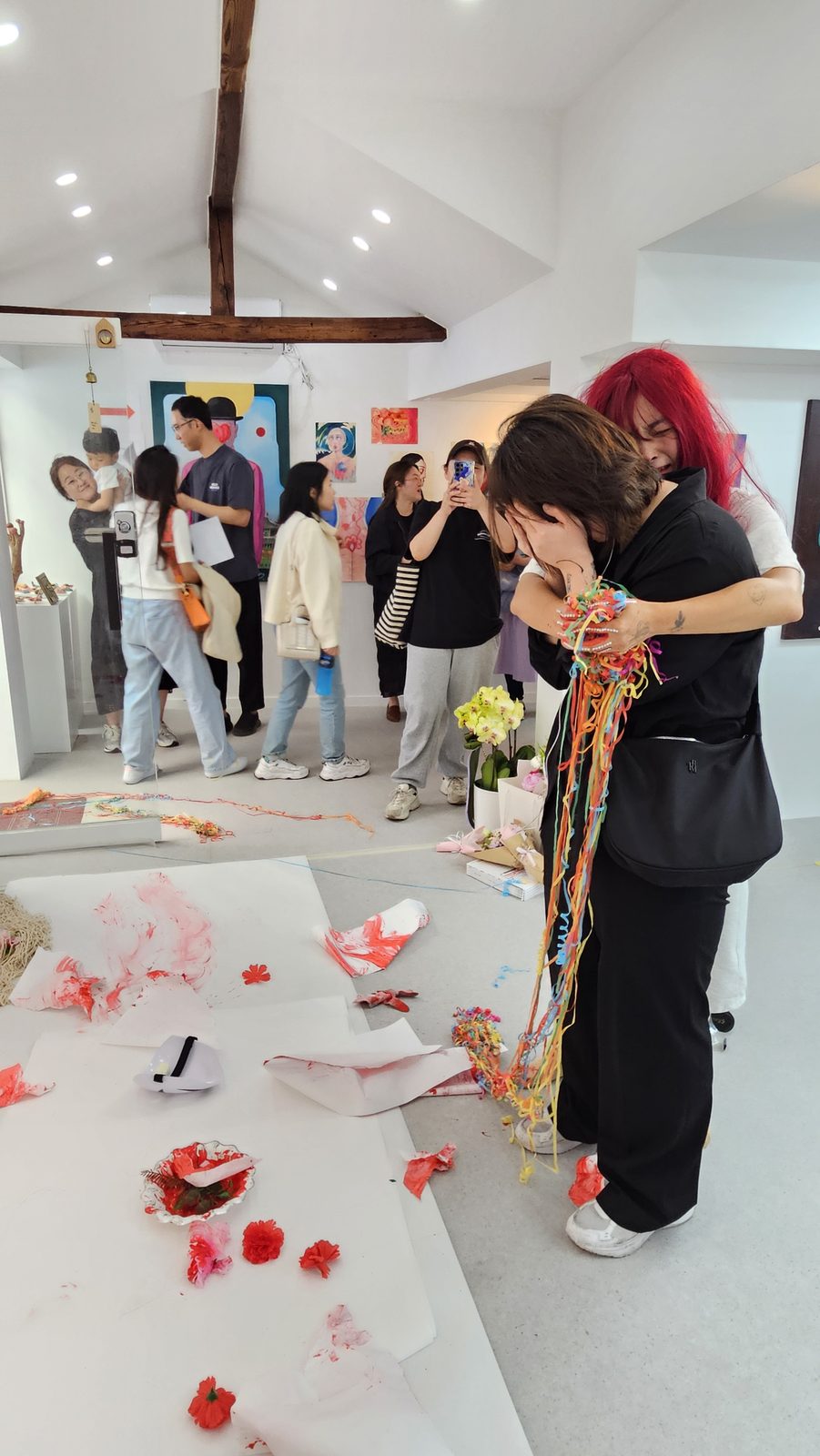 《금지된 언어》 오프닝에서 드로잉 퍼포먼스가 끝난 뒤 관람객들이 전시장에 모여 있는 모습