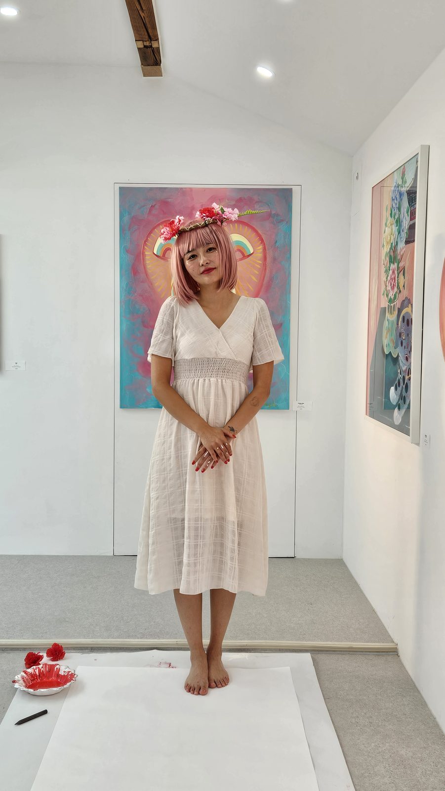 명동 슈갤러리 전시장에 걸린 앙토의 회화 앞에 선 작가, 바닥에는 드로잉 퍼포먼스를 위한 종이가 깔려 있다