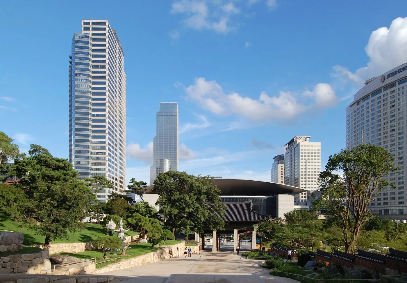 서울 강남 삼성동 코엑스 건물 외관. 유리로 덮인 대형 전시장 건물이 도로 건너편에서 보인다