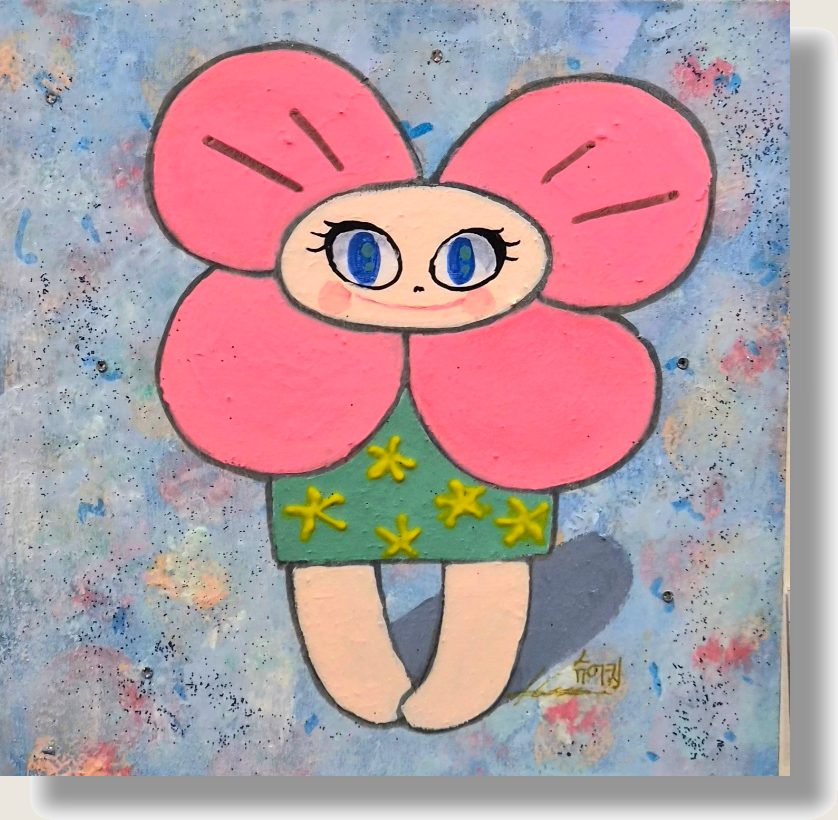 정사각 캔버스에 그려진 꽃요정 그림. 분홍색 네 장의 꽃잎이 둥근 얼굴을 감싸고 있고 커다란 파란 눈과 붉은 볼이 보인다. 아래로는 초록 바탕에 노란 별무늬가 박힌 짧은 바지와 살색 다리가 이어지며, 얼룩덜룩한 파랑 배경 위로 회청색 그림자가 오른쪽 아래로 길게 떨어진다